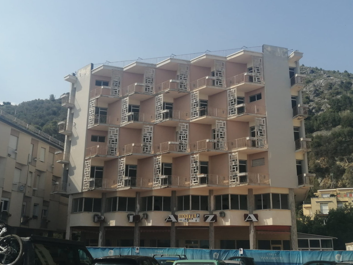 Varigotti, dall'ex hotel Plaza 15 appartamenti. A oneri e