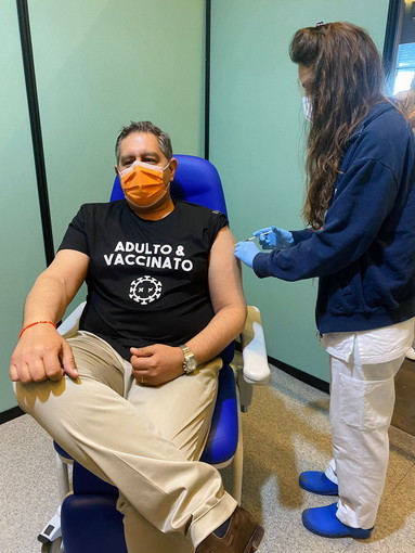 "Adulto e Vaccinato", è genovese la maglietta indossata da Toti alla Fiera "Adulto e Vaccinato", è genovese la maglietta indossata da Toti alla Fiera