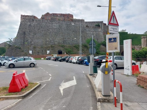 Savona, parcheggio sotto al Priamar: stop alla sosta gratuita, tornerà a funzionare la sbarra Savona, parcheggio sotto al Priamar: stop alla sosta gratuita, tornerà a funzionare la sbarra