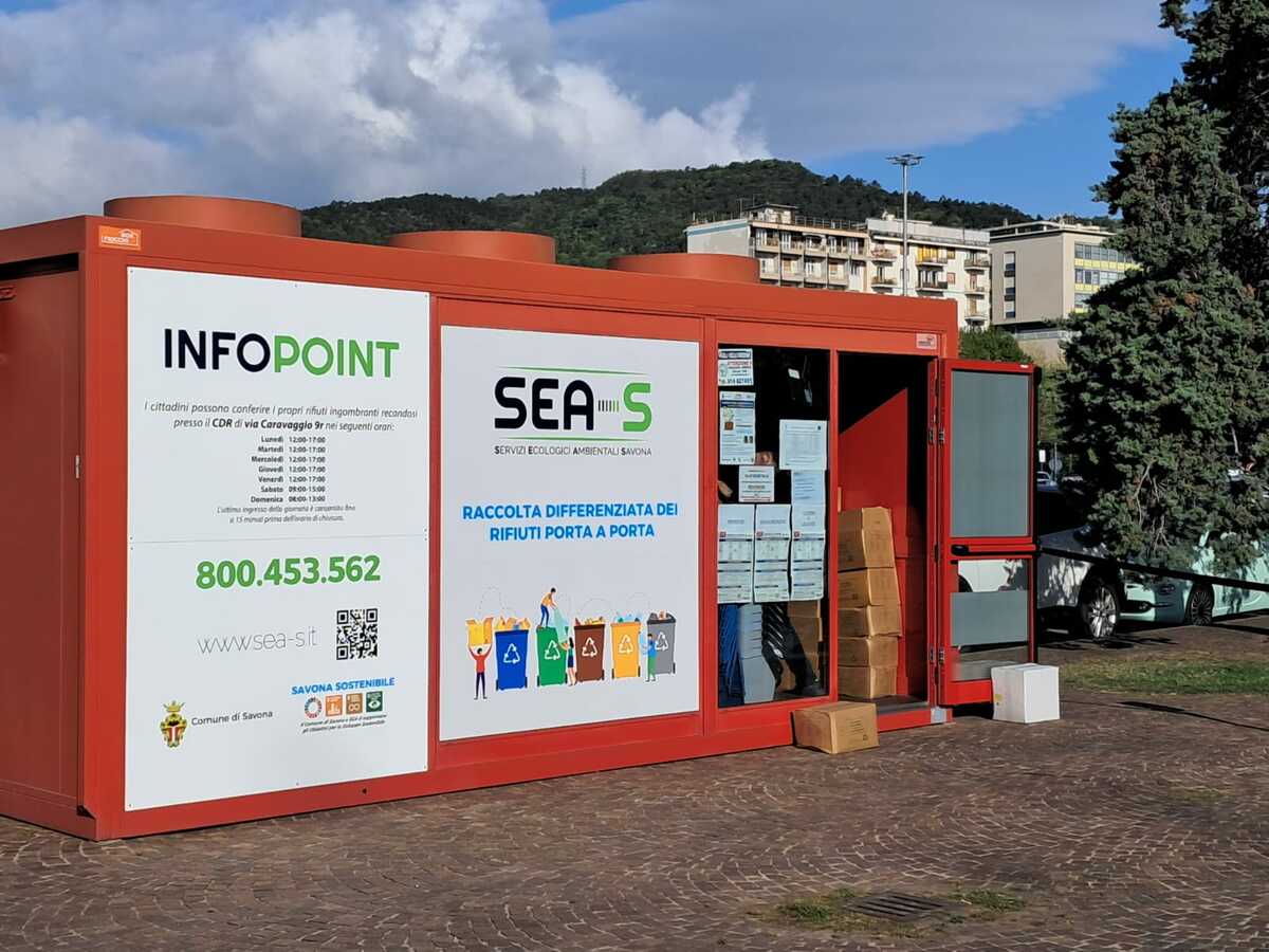 Raccolta differenziata a Savona, un lettore: "Personale giovane, preparato e cordiale allo sportello di Piazza del Popolo"