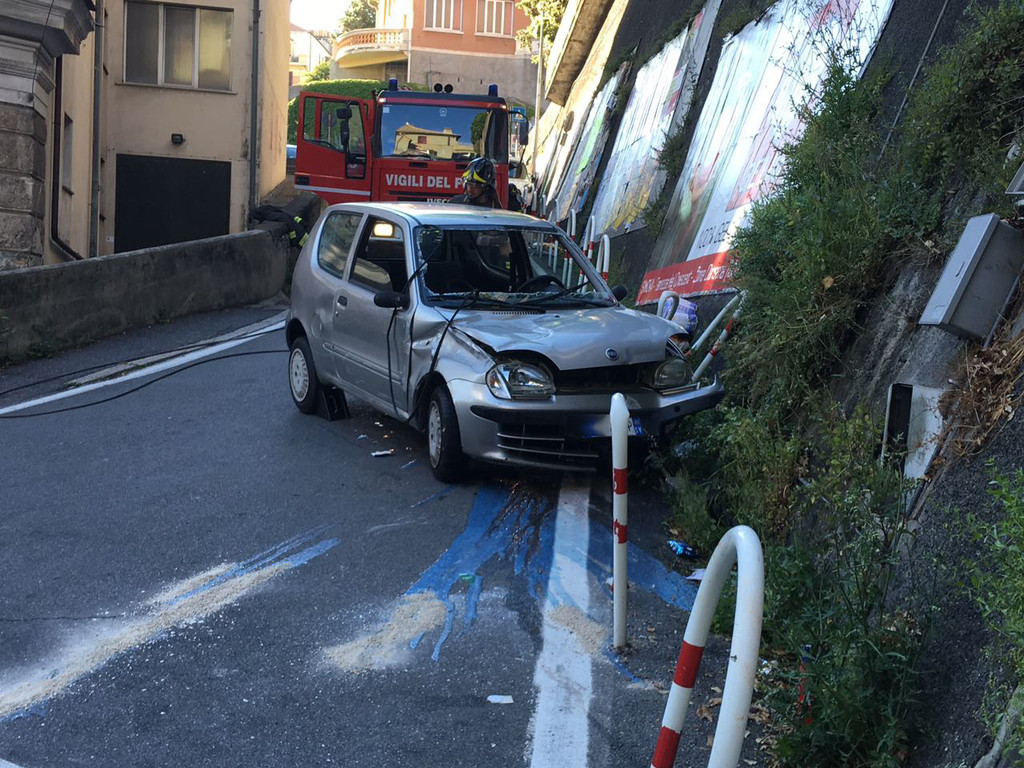 Quasi illese le occupanti dell'auto che si è ribaltata in via Montegrappa a Savona (FOTO) Quasi illese le occupanti dell'auto che si è ribaltata in via Montegrappa a Savona (FOTO)