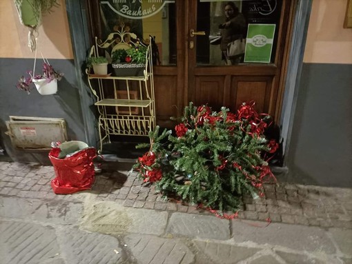 Moto per terra e addobbi natalizi danneggiati ad Albissola, individuato il responsabile dalla polizia locale Moto per terra e addobbi natalizi danneggiati ad Albissola, individuato il responsabile dalla polizia locale