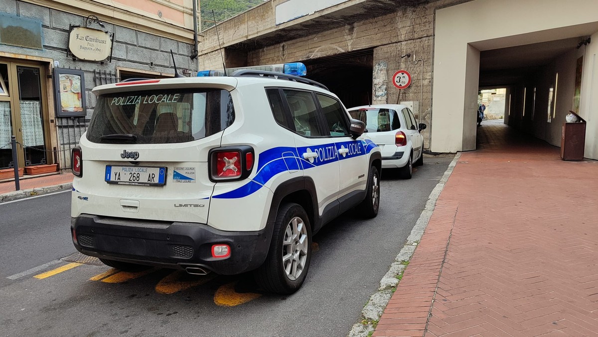 Controlli della Polizia Locale a Finale Ligure: fermati due writers minorenni, segnalate due persone sorprese a consumare sostanze stupefacenti Controlli della Polizia Locale a Finale Ligure: fermati due writers minorenni, segnalate due persone sorprese a consumare sostanze stupefacenti