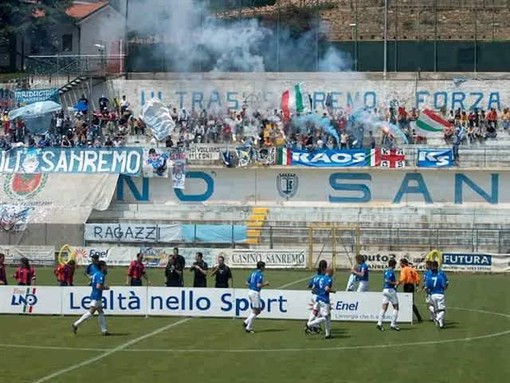 Lo striscione dei 'Kaos' allo stadio "Comunale" di Sanremo Lo striscione dei 'Kaos' allo stadio "Comunale" di Sanremo