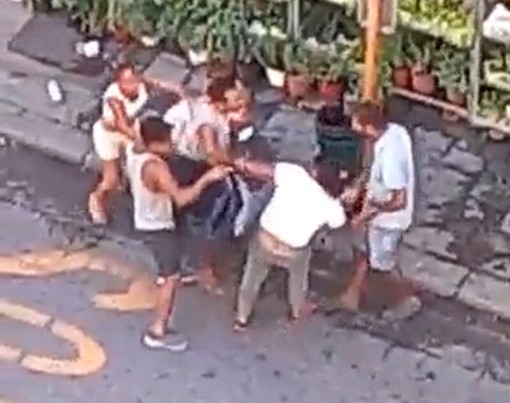 Rissa a Savona, la Polizia di Stato denuncia 4 rumeni Rissa a Savona, la Polizia di Stato denuncia 4 rumeni