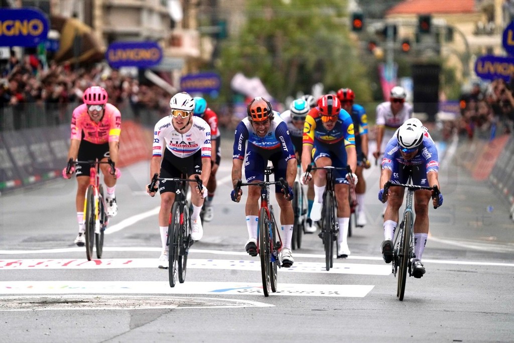 MilanoSanremo la spunta il belga Jasper Philipsen, la sentenza nella