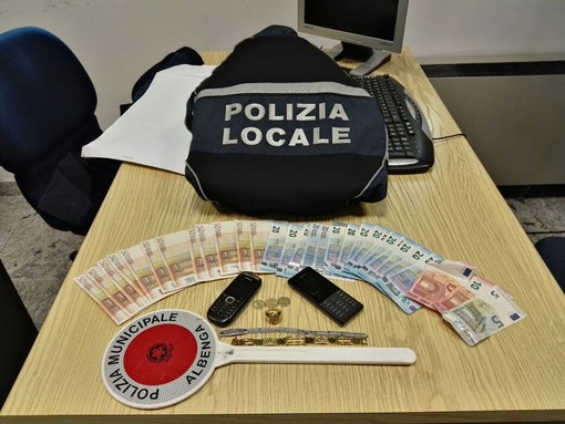 Spaccio dall'ex ospedale di Albenga, Perrone risponde a Boscaglia: "Non ti accorgi dei problemi di ordine pubblico neppure dove prendi il caffè" Spaccio dall'ex ospedale di Albenga, Perrone risponde a Boscaglia: "Non ti accorgi dei problemi di ordine pubblico neppure dove prendi il caffè"