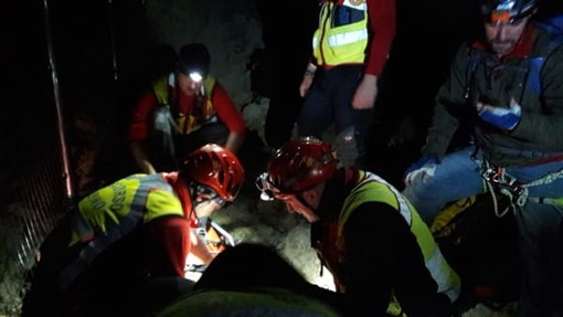 Limone Piemonte: Marco Scrimaglio, 56enne originario di Bordighera è morto scivolato in un sentiero, vicino a lui per vegliarlo il suo cane Limone Piemonte: Marco Scrimaglio, 56enne originario di Bordighera è morto scivolato in un sentiero, vicino a lui per vegliarlo il suo cane