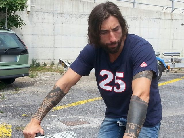 Vittorio Brumotti minacciato con una pistola nel vercellese: "Vai via o ti sparo!" Vittorio Brumotti minacciato con una pistola nel vercellese: "Vai via o ti sparo!"