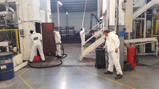 Addetti ai servizi di pulizia in prima linea: "Lavoriamo sette giorni su sette. Trovare le mascherine? Quasi impossibile" Addetti ai servizi di pulizia in prima linea: "Lavoriamo sette giorni su sette. Trovare le mascherine? Quasi impossibile"