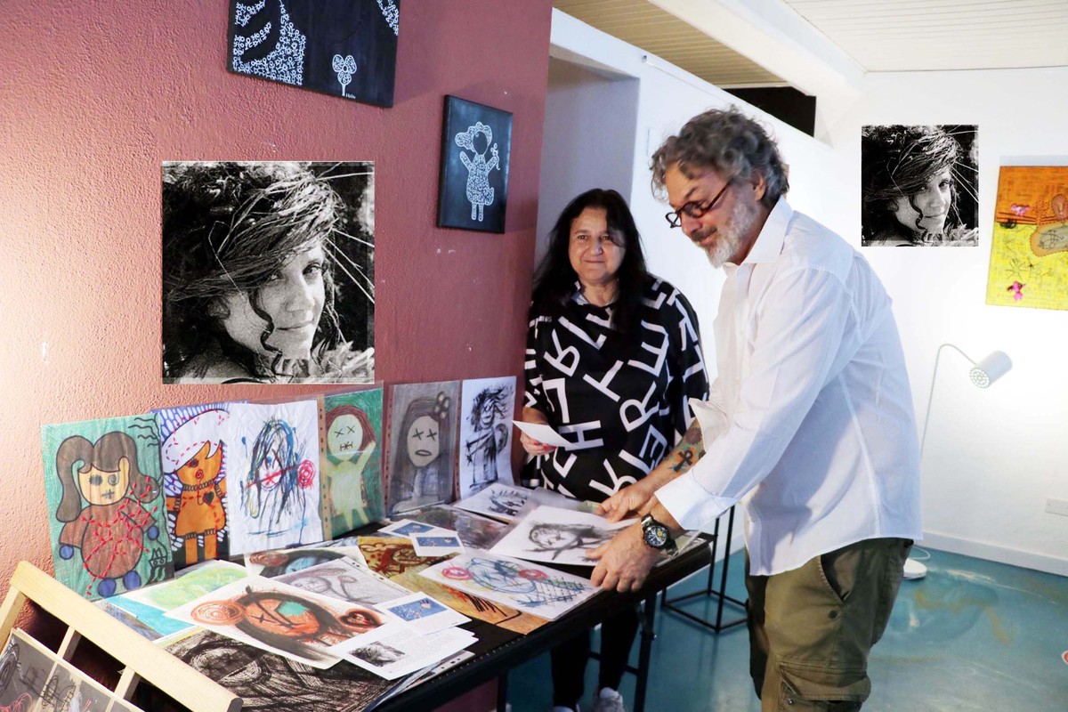 Alassio, ad Artender inaugurata “Storie di bambini qualunque”, la personale di Maria Manna – Savonanews.it