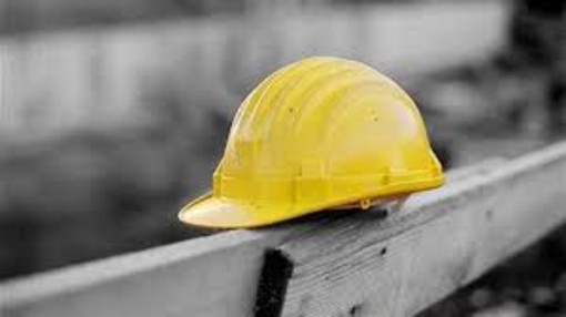 Paura a Borgio Verezzi: cade una gru in un cantiere e trancia alcuni cavi, fortunatamente nessun ferito Paura a Borgio Verezzi: cade una gru in un cantiere e trancia alcuni cavi, fortunatamente nessun ferito