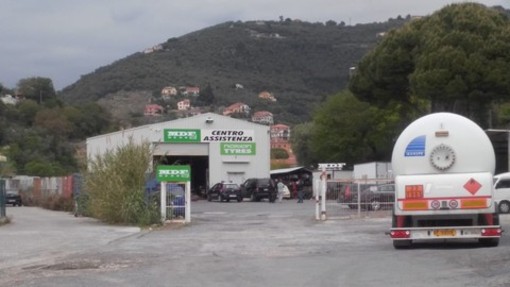 Andora manda un messaggio di vicinanza ad Emilio, il gommista 57enne rimasto ferito sul posto di lavoro Andora manda un messaggio di vicinanza ad Emilio, il gommista 57enne rimasto ferito sul posto di lavoro