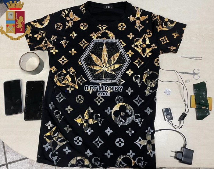 Patenti facili, con auricolari nascosti riceveva suggerimenti per superare i quiz: scoperto dalla polizia stradale Patenti facili, con auricolari nascosti riceveva suggerimenti per superare i quiz: scoperto dalla polizia stradale