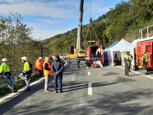 A6, camion si ribalta nella zona del viadotto crollato: un codice giallo A6, camion si ribalta nella zona del viadotto crollato: un codice giallo
