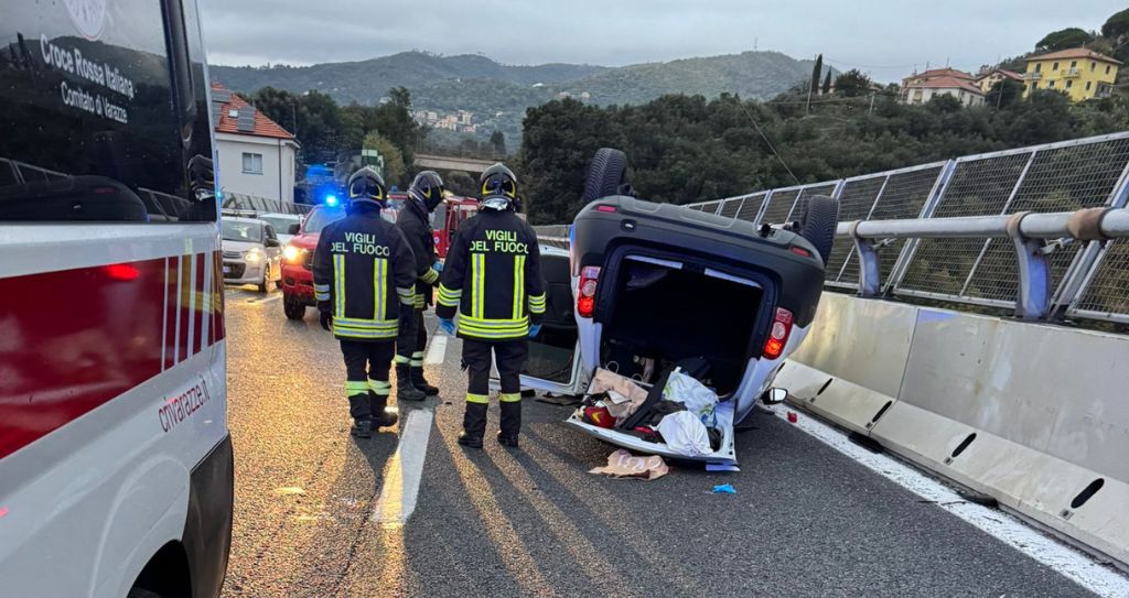 Auto si cappotta sulla A10 tra Celle e Varazze: tre feriti, code in direzione Genova Auto si cappotta sulla A10 tra Celle e Varazze: tre feriti, code in direzione Genova