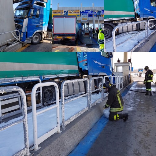 Autotreno proveniente da Savona finisce contro il casello autostradale di Mondovì (FOTO) Autotreno proveniente da Savona finisce contro il casello autostradale di Mondovì (FOTO)