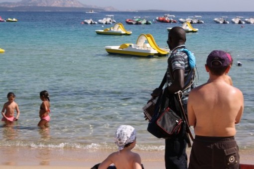 I venditori abusivi commerciano "per appuntamento" sulle spiagge di Albenga I venditori abusivi commerciano "per appuntamento" sulle spiagge di Albenga