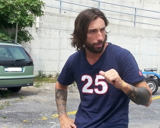 Strattonato il cameraman di Vittorio Brumotti durante un servizio a Torino (VIDEO) Strattonato il cameraman di Vittorio Brumotti durante un servizio a Torino (VIDEO)