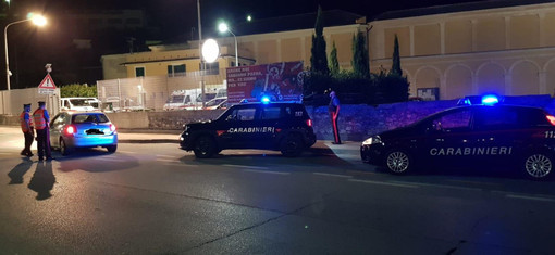 Varazze, ubriachi frantumano parabrezza e finestrini delle auto parcheggiate: denunciati 21enni genovesi Varazze, ubriachi frantumano parabrezza e finestrini delle auto parcheggiate: denunciati 21enni genovesi