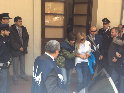 Scajolagate: estradata a Ventimiglia Chiara Rizzo, scorta blindata per “lady champagne”. Firmate le carte è ripartita con gli uomini della Dia Scajolagate: estradata a Ventimiglia Chiara Rizzo, scorta blindata per “lady champagne”. Firmate le carte è ripartita con gli uomini della Dia