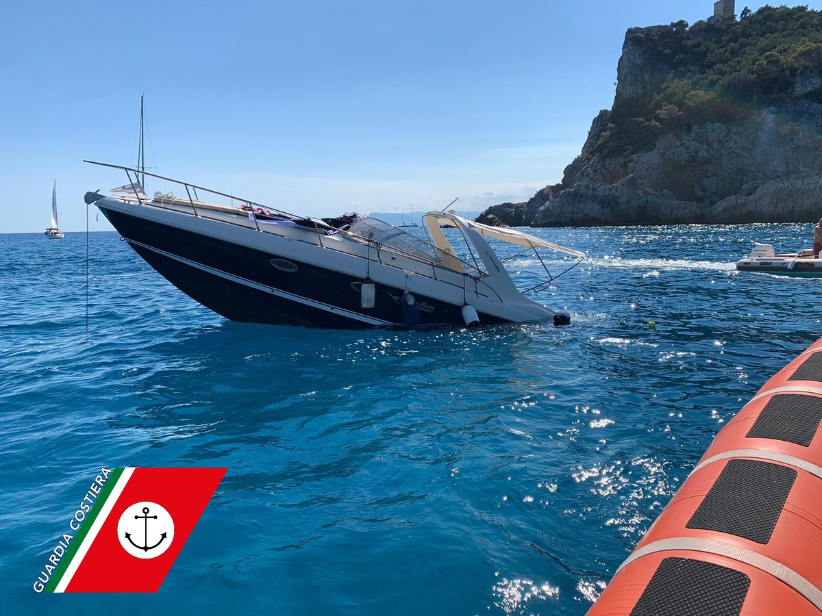 Spavento nella Baia dei Saraceni, a Varigotti: barca rischia di affondare, occupanti salvati Spavento nella Baia dei Saraceni, a Varigotti: barca rischia di affondare, occupanti salvati