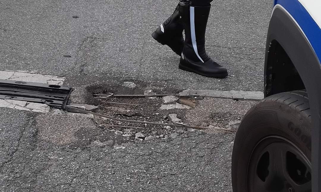 Si forma una buca sulla carreggiata: disagi sulla strada di scorrimento veloce Savona-Vado Si forma una buca sulla carreggiata: disagi sulla strada di scorrimento veloce Savona-Vado