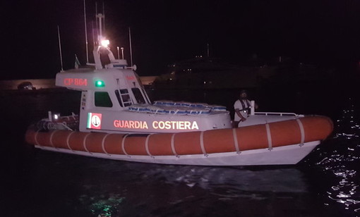 Natante imbarca acqua, la persona a bordo lancia l'allarme. Intervento della Capitaneria di Porto Natante imbarca acqua, la persona a bordo lancia l'allarme. Intervento della Capitaneria di Porto