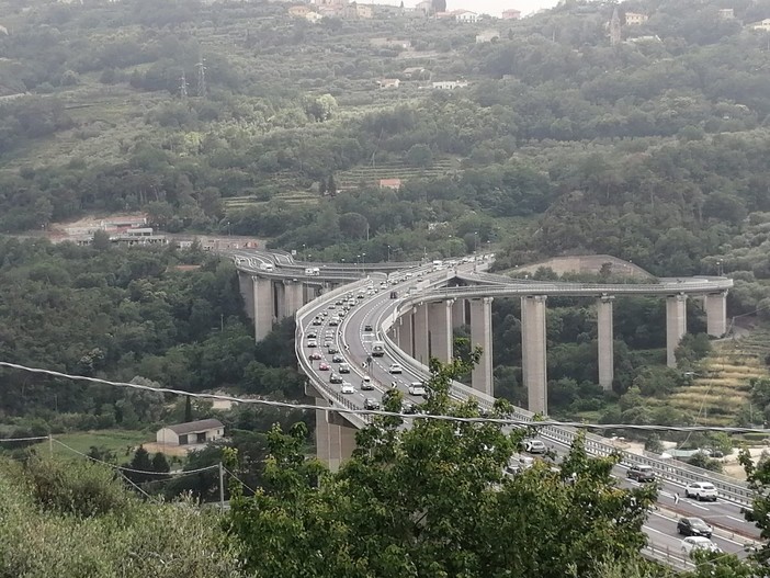 Inizia il gran rientro dopo Ferragosto: traffico in tilt sulla A10 con code di 25 km Inizia il gran rientro dopo Ferragosto: traffico in tilt sulla A10 con code di 25 km