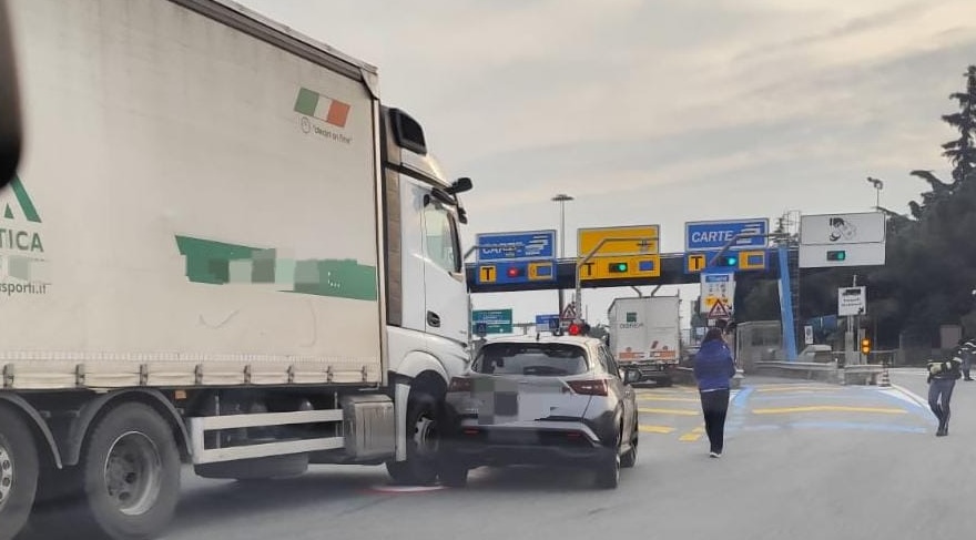 Tamponamento tra camion e auto all'altezza del casello di Savona: disagi al traffico Tamponamento tra camion e auto all'altezza del casello di Savona: disagi al traffico
