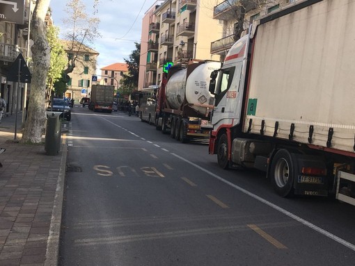 Stop ai tir in corso Mazzini, il Pd di Albisola replica al sindaco: "Meno propaganda, più fatti" Stop ai tir in corso Mazzini, il Pd di Albisola replica al sindaco: "Meno propaganda, più fatti"