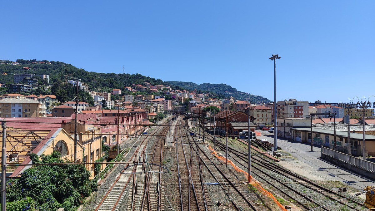 Persona vaga lungo la ferrovia ed entra nella galleria San Bernardino, disagi tra Finale e Spotorno: treni rallentati Persona vaga lungo la ferrovia ed entra nella galleria San Bernardino, disagi tra Finale e Spotorno: treni rallentati