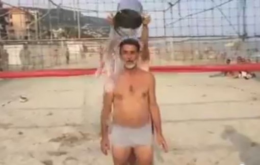 Beach Ice Bucket Challenge & Sangria volley, cocktail vincente a Pietra Beach Ice Bucket Challenge & Sangria volley, cocktail vincente a Pietra