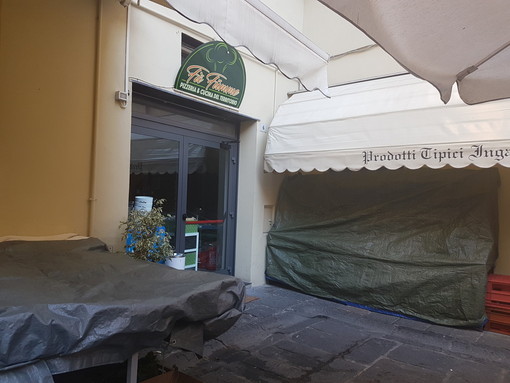 Ancora danneggiamenti alla Pizzeria "Fa Fumme". I titolari: "Episodi continui, speriamo non faccia male a qualcuno" Ancora danneggiamenti alla Pizzeria "Fa Fumme". I titolari: "Episodi continui, speriamo non faccia male a qualcuno"