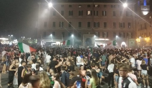 Assembramenti e danni in piazza e chiusure in vista della finale dell'Italia. Grande Liguria: "Si agisce sempre in seconda battuta" Assembramenti e danni in piazza e chiusure in vista della finale dell'Italia. Grande Liguria: "Si agisce sempre in seconda battuta"
