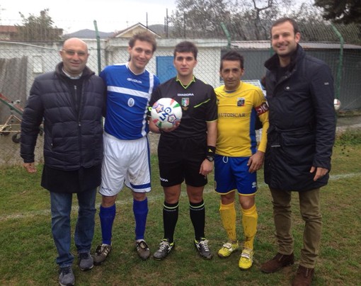 Manca il bomber, ma c'è il vicesindaco. Paolo Rossi regala ad Andora e Golfodianese il pallone del match Manca il bomber, ma c'è il vicesindaco. Paolo Rossi regala ad Andora e Golfodianese il pallone del match