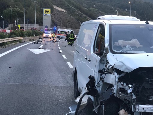 Bordighera, tragedia sull'A10: due migranti travolti e uccisi da un furgone mentre attraversano l'autostrada Bordighera, tragedia sull'A10: due migranti travolti e uccisi da un furgone mentre attraversano l'autostrada