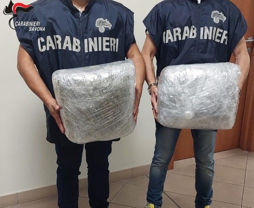 In possesso di 10 kg di marijuana a Pietra, confermato il carcere per la coppia arrestata dai carabinieri In possesso di 10 kg di marijuana a Pietra, confermato il carcere per la coppia arrestata dai carabinieri