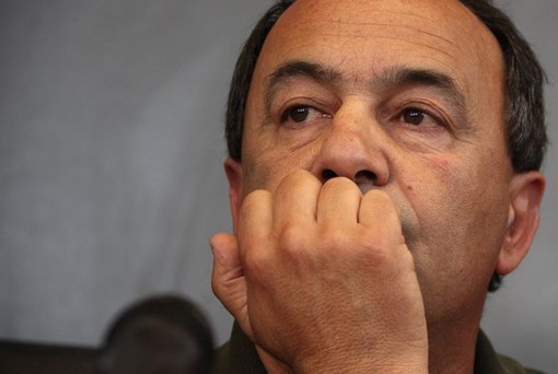 Condanna a Mimmo Lucano, presidio di solidarietà in piazza Mameli a Savona Condanna a Mimmo Lucano, presidio di solidarietà in piazza Mameli a Savona