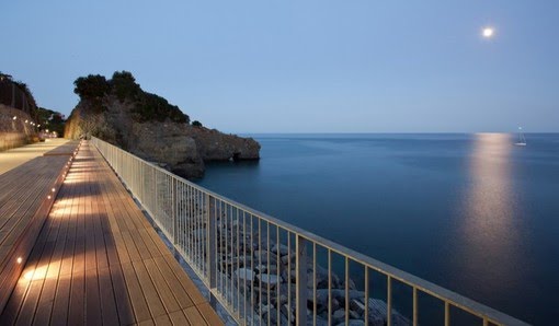 Albisola, la mareggiata compromette la struttura di sostegno della balconata sulla passeggiata: interdetta l'area Albisola, la mareggiata compromette la struttura di sostegno della balconata sulla passeggiata: interdetta l'area
