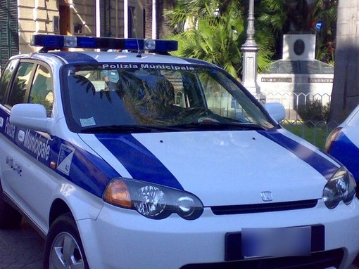 Alassio, camion perde olio: importanti disagi al traffico e due motociclisti all'ospedale Alassio, camion perde olio: importanti disagi al traffico e due motociclisti all'ospedale