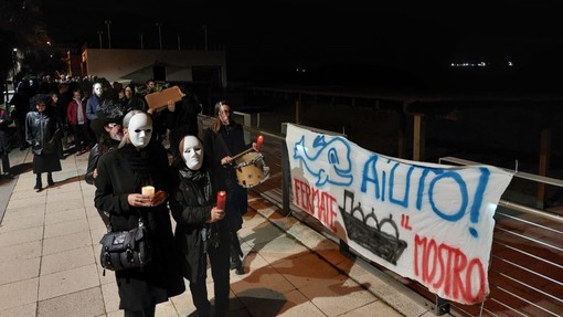 No al rigassificatore, nuova protesta: corteo-fiaccolata per Savona il 23 marzo No al rigassificatore, nuova protesta: corteo-fiaccolata per Savona il 23 marzo