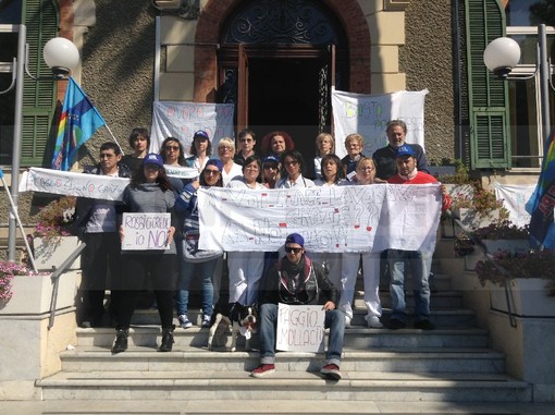 A Sanremo la protesta di alcuni lavoratori della Coop "Il Faggio" A Sanremo la protesta di alcuni lavoratori della Coop "Il Faggio"