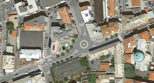 Albisola, pronta per essere installata la nuova rotatoria sperimentale in piazza Dante tra corso Mazzini e corso Ferrari Albisola, pronta per essere installata la nuova rotatoria sperimentale in piazza Dante tra corso Mazzini e corso Ferrari