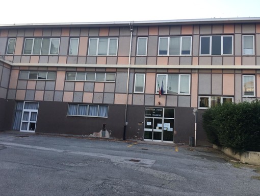 Savona, si gonfia il pavimento della palestra delle scuole Callandrone: intervento da 50mila euro Savona, si gonfia il pavimento della palestra delle scuole Callandrone: intervento da 50mila euro