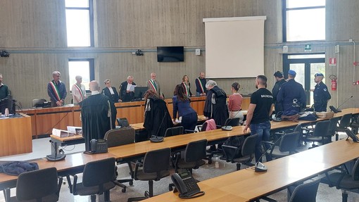 Uccide la moglie strangolandola, depositate le motivazioni della sentenza: il Pm e i difensori le impugnano Uccide la moglie strangolandola, depositate le motivazioni della sentenza: il Pm e i difensori le impugnano