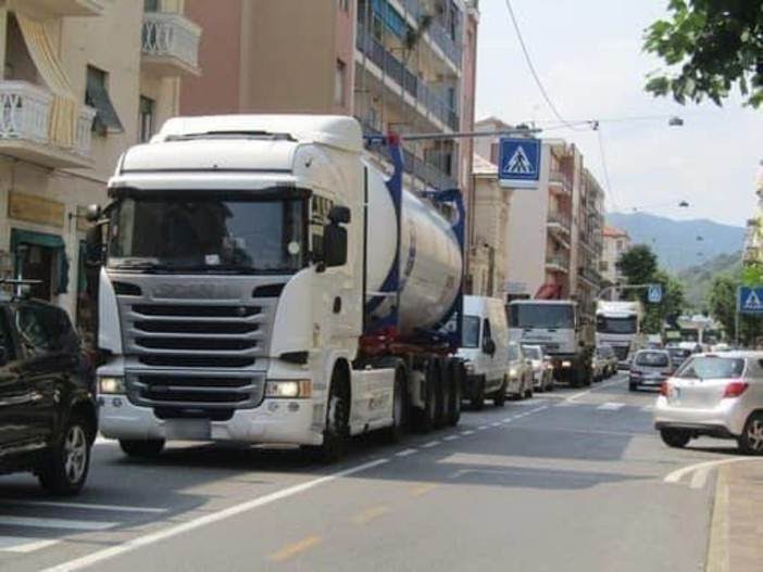 Vertice viabilità, verrà rinnovata l'ordinanza di stop ai camion in uscita dal casello di Albisola Vertice viabilità, verrà rinnovata l'ordinanza di stop ai camion in uscita dal casello di Albisola