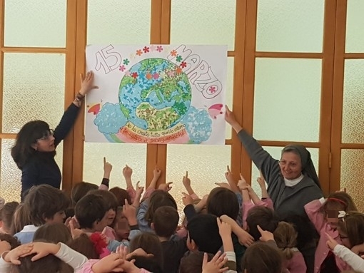 Il 'Global Strike For Future' arriva anche ad Alassio tra i bambini della scuola Maria Ausiliatrice Il 'Global Strike For Future' arriva anche ad Alassio tra i bambini della scuola Maria Ausiliatrice