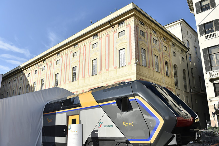 Trenitalia, Rock e Pop anteprima in piazza De Ferrari a Genova: presentati i nuovi convogli della flotta regionale (FOTO e VIDEO)