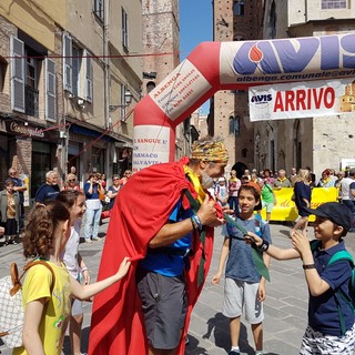 Albenga accoglie dopo 1200 km il camminatore "pellegrino" Sergio Giusto (FOTO e VIDEO)